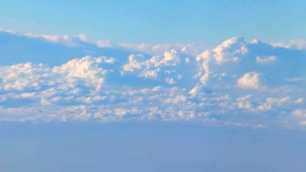 Vuelo en avión sobre las nubes — Vídeos de Stock