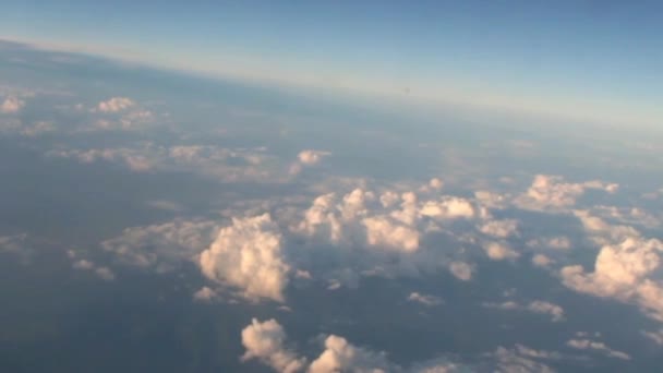 Vuelo en avión sobre las nubes — Vídeos de Stock