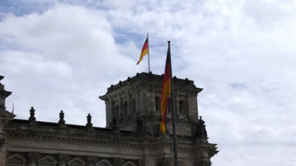 Flagge am Reichstag bei sommerlich bewölktem, dunklem Tag, Berlin — Stockvideo