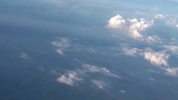 Planet flygningen ovan molnen — Stockvideo