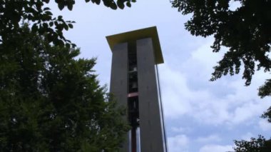 Bulutlu gökyüzü arka plan üzerinde Berlin tonlarda ses veren çanlar