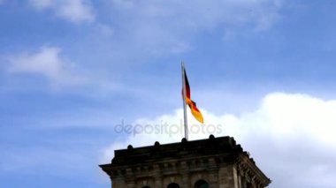 Reichstag, Almanya'nın Parlemento Binası bayrakları