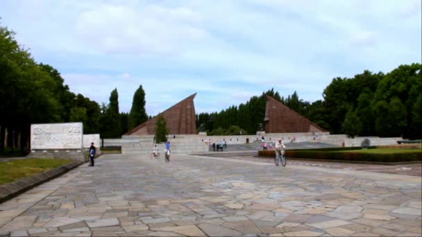 Меморіал радянської війни в Treptower парку. Берлін — стокове відео