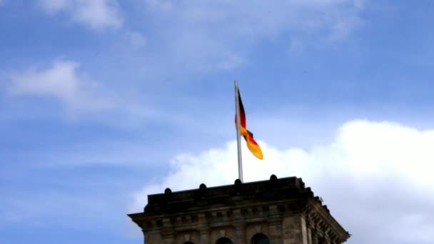 Vlaggen op het gebouw van de Reichstag, Duitslands Parlement — Stockvideo