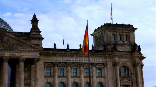 Banderas en el Reichstag, edificio del Parlamento de Alemania en el corazón de la capital en el día nublado oscuro de verano — Vídeos de Stock