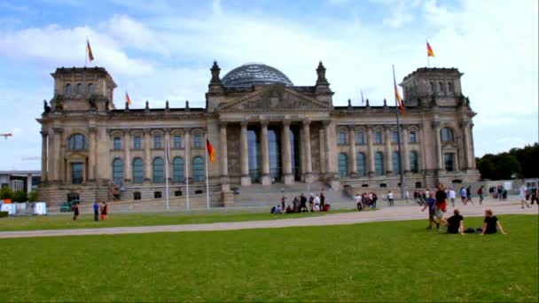 Бранденбурзькі ворота в похмурий день літа, Берлін — стокове відео