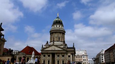 Berlin Gendarmenmarkt meydanında Fransız Katedrali