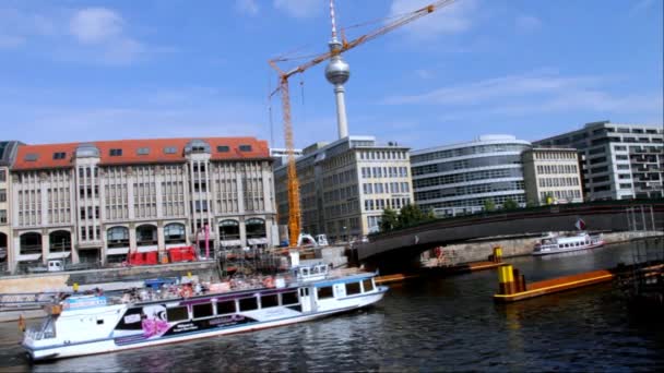 Pohled od řeky Sprévy v Berlín — Stock video