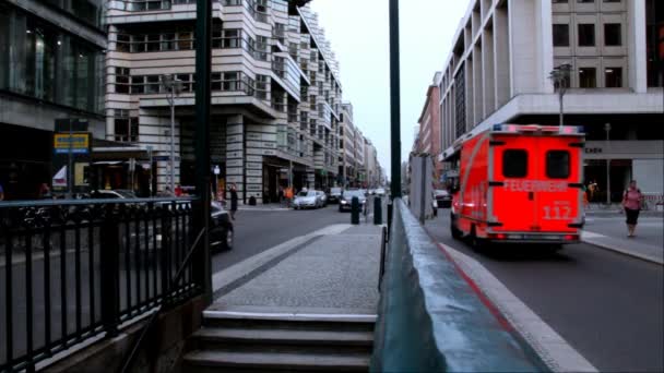 Friedrichstrasse alışveriş caddesi. Berlin. — Stok video