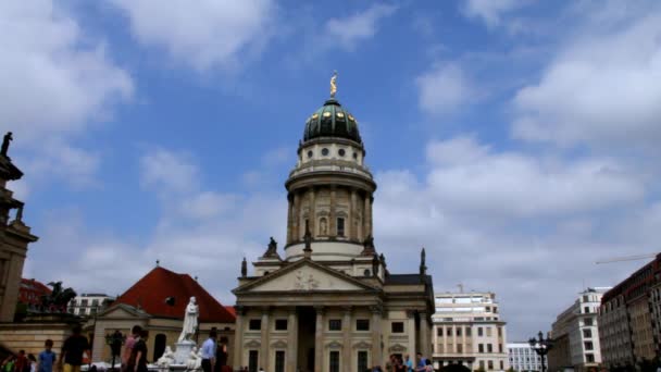 Franse kathedraal op Gendarmenmarkt plein in Berlijn — Stockvideo