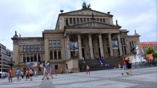 ジャンダルメン広場、ベルリン、ドイツのコンサート ホール — ストック動画
