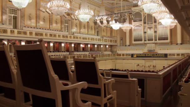 Interiér je koncertní sál. Náměstí Alexanderplatz, Berlín, Německo — Stock video