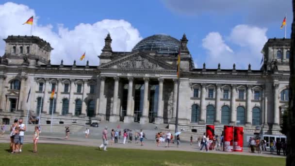 Reichstag de Berlín con banderas alemanas — Vídeo de stock