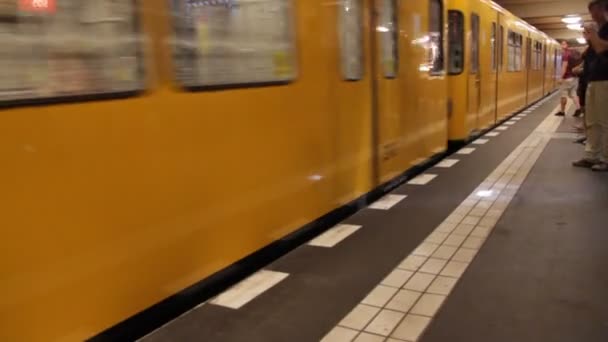 I tunnelbanestationen — Stockvideo