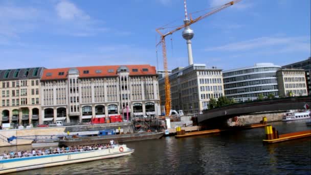 Berlijn uitzicht vanaf de rivier de Spree — Stockvideo