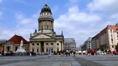 Berlin Gendarmenmarkt meydanında Fransız Katedrali
