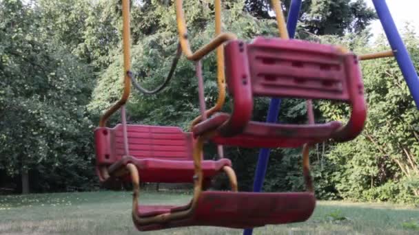 정원에서 아이 들을 위한 스윙 — 비디오