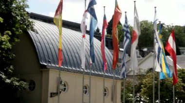 Kurhaus ve Casino Baden-Baden yakınındaki farklı ülkelerin bayrakları.