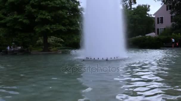 奥古斯塔广场 （奥古斯塔广场） 上的喷泉。巴登-巴登。德国 — 图库视频影像