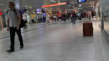 Yolcular ile üzerinden bir Altgeçit, tren istasyonunda Dusseldorf işler