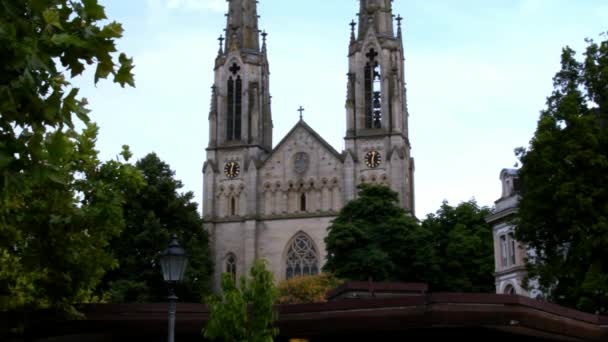 Εκκλησία της προτεσταντικής πόλης στην πλατεία Augusta. Ευαγγελισμός Stadtkirche. Baden-Baden, Γερμανία — Αρχείο Βίντεο