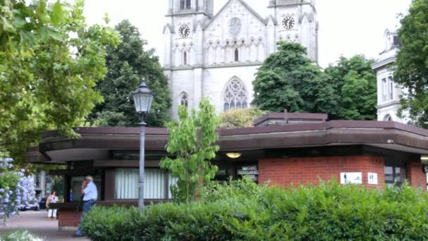 Protestantiska stadskyrkan i Augusta Platz. Evangelische Stadtkirche. Baden-Baden, Tyskland — Stockvideo