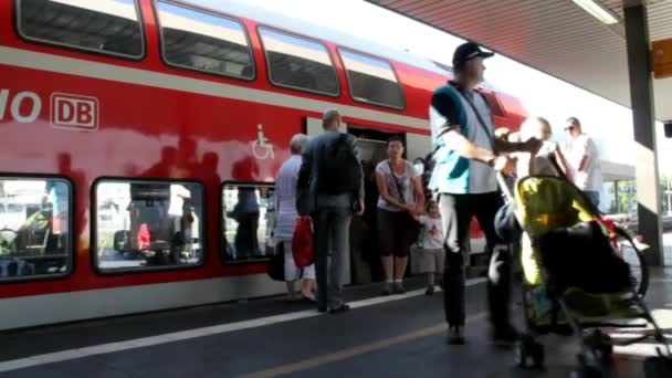 Lossning och landning passagerare i en pendlare tåg ändar. Dörrarna är stängda. — Stockvideo