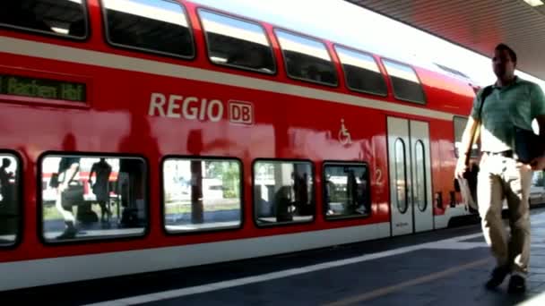 Atterraggio Passeggeri in Treno Pendolare Fine e Partenza dalla Stazione  . — Video Stock