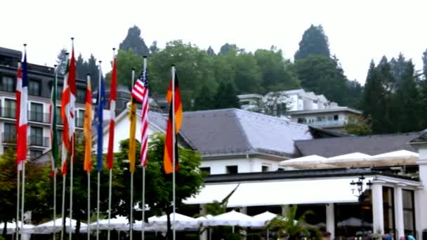 Vlajky různých zemí poblíž Casino Baden-Baden, Německo — Stock video