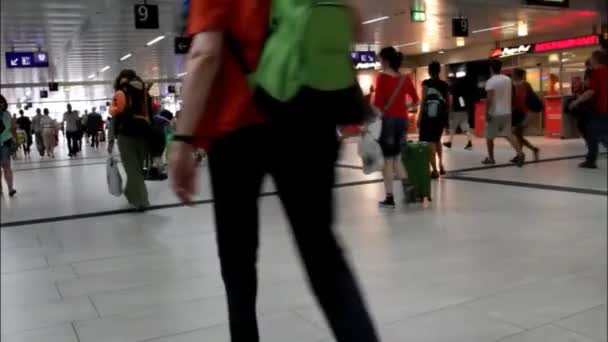 Az utasok a dolog megy keresztül egy aluljáró a vasútállomás itt: — Stock videók