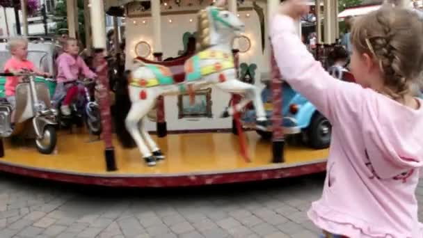 Kinder Carousel op zomerdag Roermond Outlet Shopping Complex in één van de kleine steden van Nederland — Stockvideo