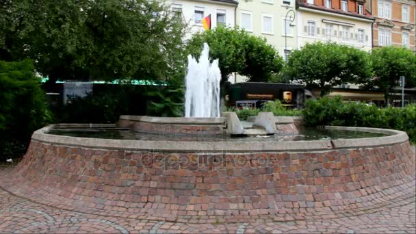 Kleine fontein op Augusta plein. Baden-Baden. — Stockvideo