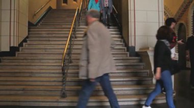 Rijksmuseum merdivenler birinde ziyaretçi. Amsterdam, Hollanda