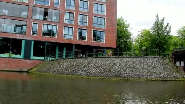 Debaixo da ponte. Vista de barco turístico em Amsterdã no dia de verão chuvoso nublado . — Vídeo de Stock