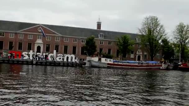 Hermitage Museum. Boten varen in Amsterdam — Stockvideo