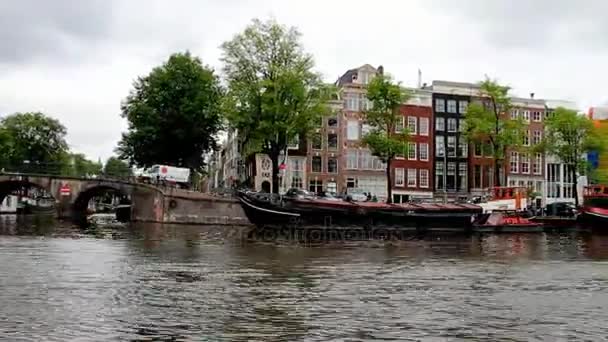 Barcos Navega en Ámsterdam La zona del anillo del Canal del siglo XVII está incluida en la Lista del Patrimonio Mundial de la Unesco. Tiempo de caducidad — Vídeo de stock