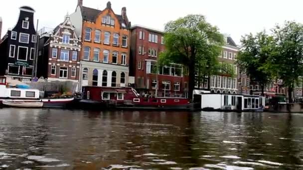 Boote fahren in amsterdam 17. jahrhundert kanalring gebiet ist auf der UNESCO-Welterbeliste. Zeitraffer — Stockvideo