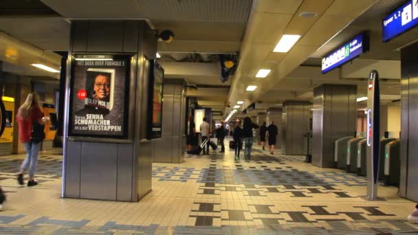 Orang-orang di dalam Stasiun Kereta Amsterdam Pusat. Belanda. Belanda — Stok Video