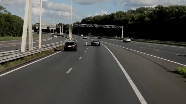 Trafik på motorväg A1. Holland. Nederländerna — Stockvideo