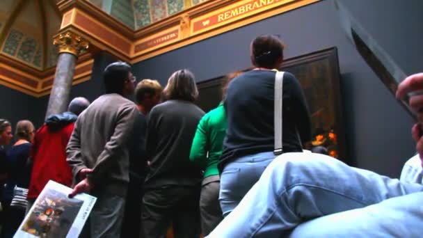 Номер в Національному музеї музею в Амстердамі з всесвітньо відомим нічним спостерігаю Рембрандта — стокове відео