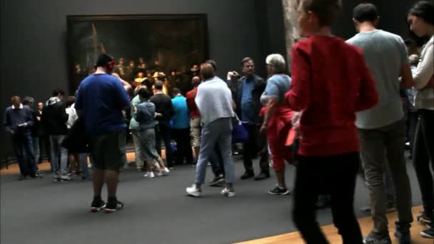 La Sala del Museo Nazionale Rijksmuseum di Amsterdam Con il famosissimo orologio notturno di Rembrandt — Video Stock