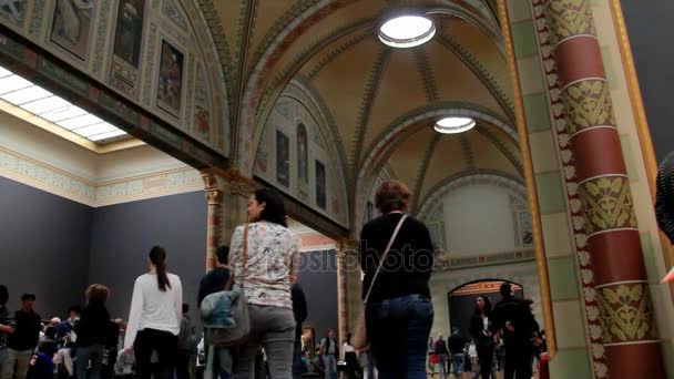 阿姆斯特丹国家博物馆里克斯博物馆的房间与伦勃朗和维斯特的世界著名的夜表. — 图库视频影像