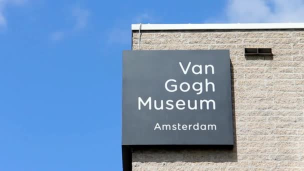 Van Gogh Múzeum cégér a kék ég háttér. Amszterdam — Stock videók