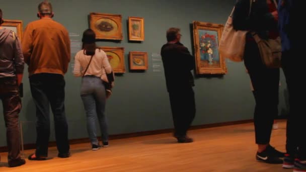 Besucher in einer der Hallen des van gogh museums, amsterdam — Stockvideo