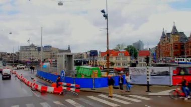 Amsterdam Merkez Tren Garı yakınında sürüş otobüs