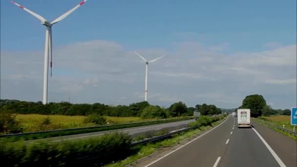 Generatori elettrici a turbina eolica sul lato sinistro dell'autostrada su sfondo cielo nuvoloso . — Video Stock