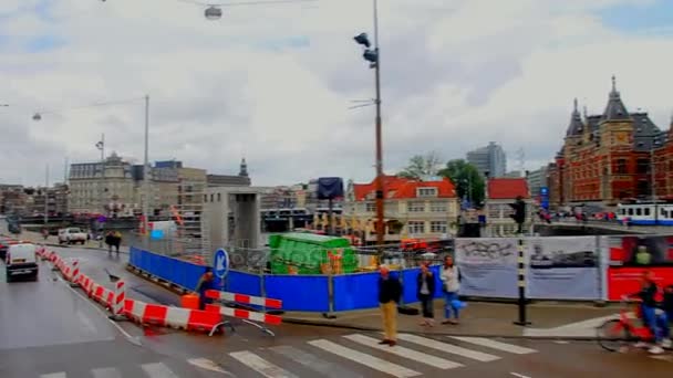 Autobús en Amsterdam Cerca de la estación central de tren — Vídeos de Stock