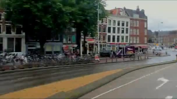 Οδήγηση λεωφορείου στο Άμστερνταμ, κοντά στον κεντρικό σιδηροδρομικό σταθμό — Αρχείο Βίντεο
