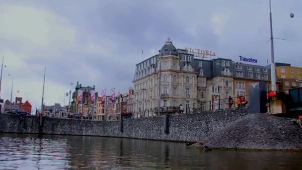 Båten seglar i Amsterdam nära Victoria Hotel — Stockvideo