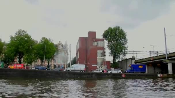 Lodní plachta v Amsterdamu v zamračený deštivý den. Na objektivu vidíte dešťové kapky — Stock video